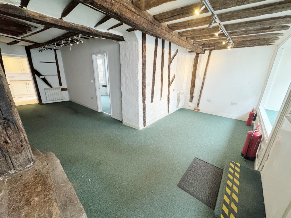 Lot: 85 - DOUBLE FRONTED SHOP AND MAISONETTE IN POPULAR CINQUE PORT TOWN - Shop - Retail area